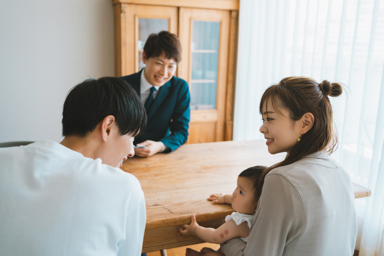 保険相談している様子の写真