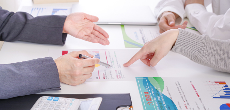 保険相談している写真