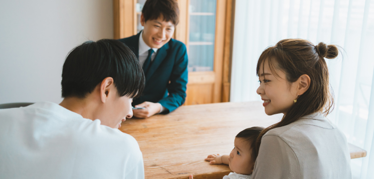 家族で保険相談している写真