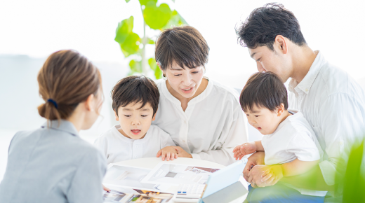 家族とカウンセラーが話している写真
