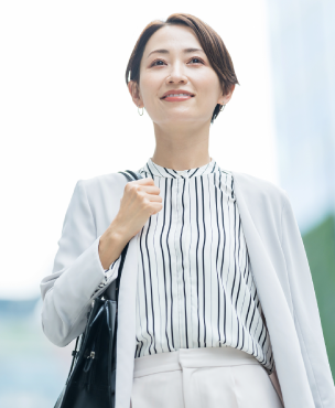 女性のライフカウンセラーが歩いてる様子
